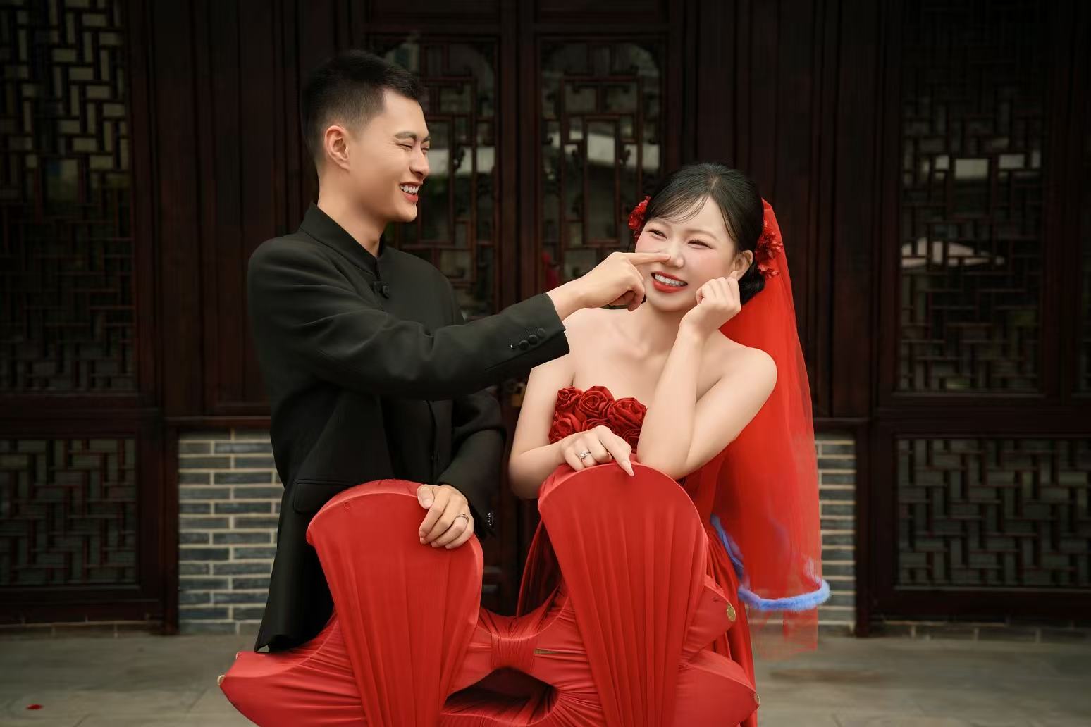 新人红色礼服婚纱照