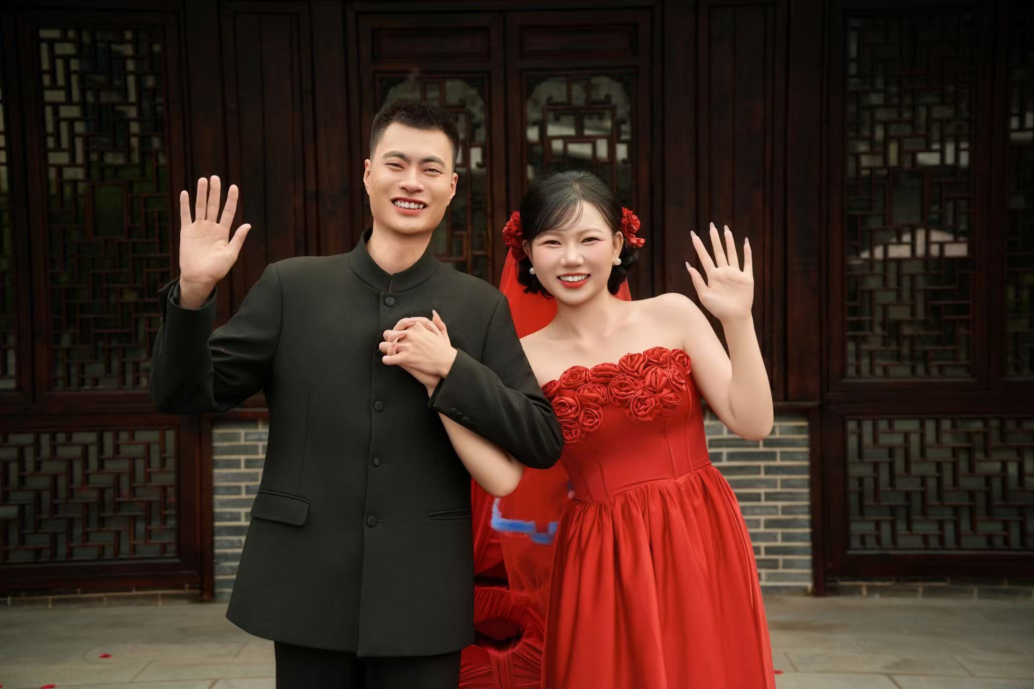 新人牵手婚纱照