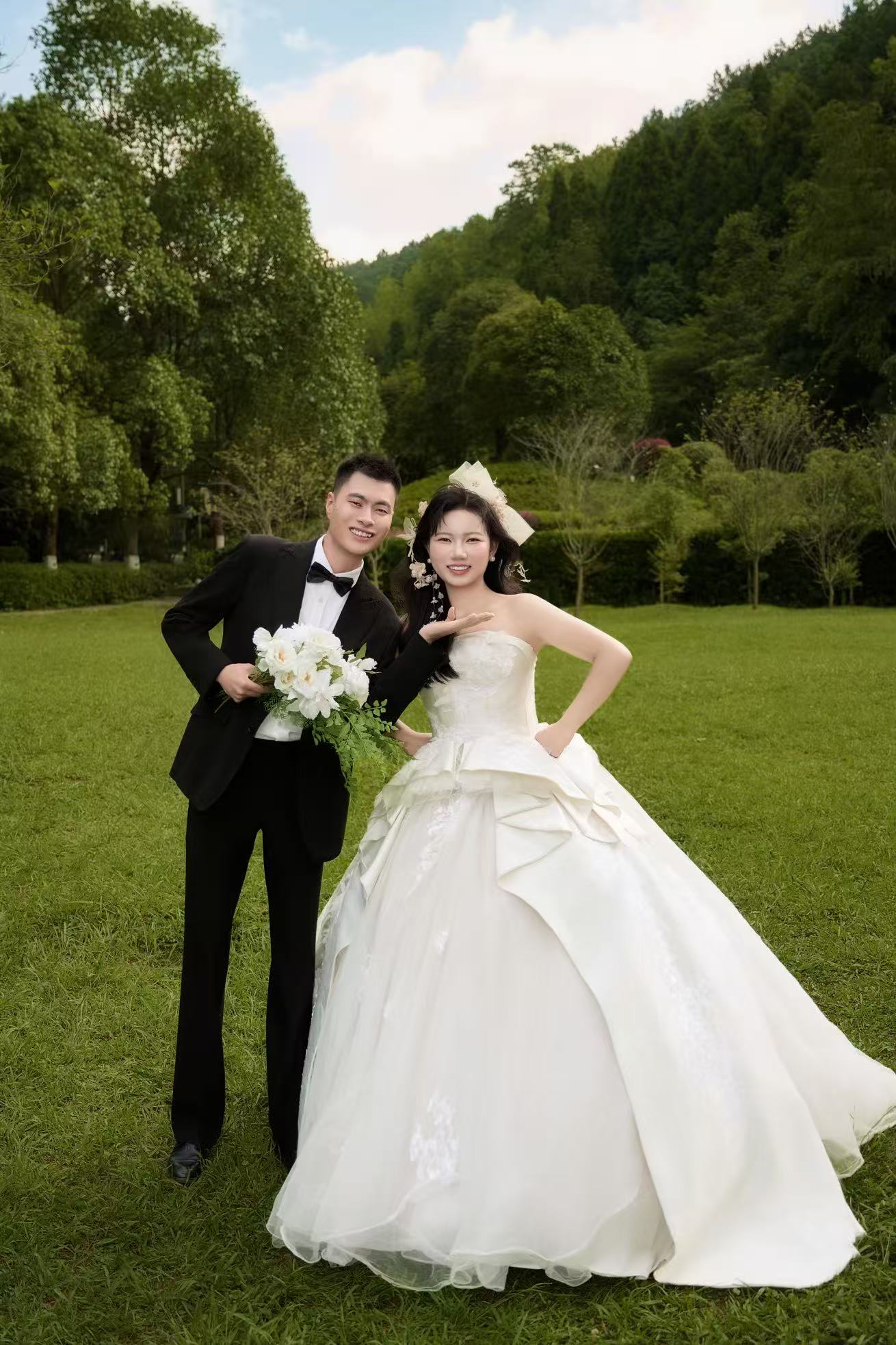 新人草地婚纱照