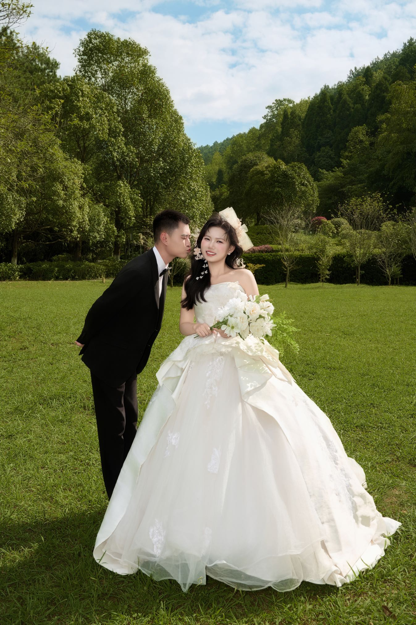 新人草地亲吻婚纱照